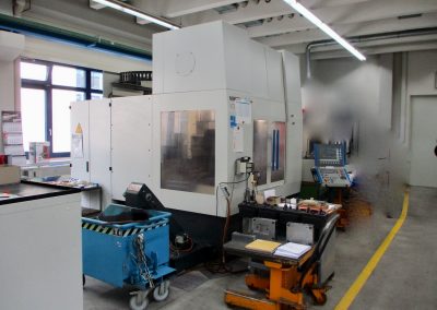 3-Achsen CNC Bearbeitungszentrum Mikron VCP 800W Duro